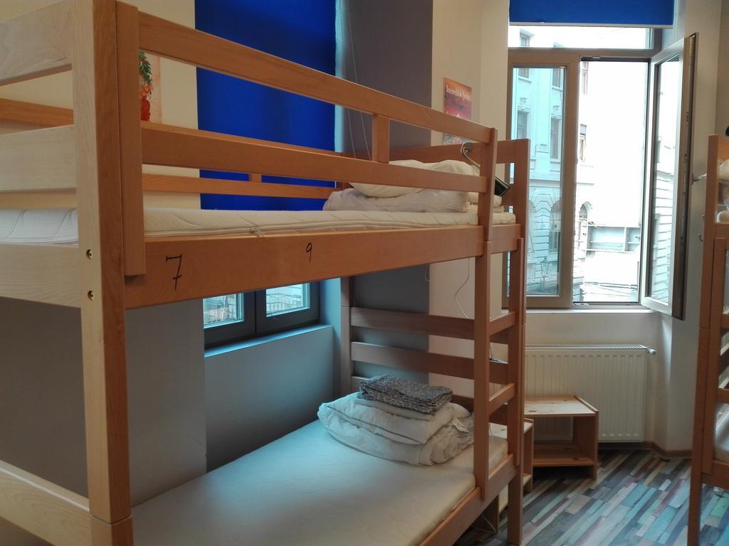 Pura Vida Sky Bar & Hostel Бухарест Экстерьер фото