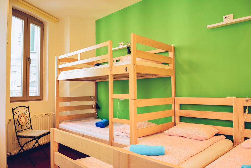 Pura Vida Sky Bar & Hostel Бухарест Экстерьер фото