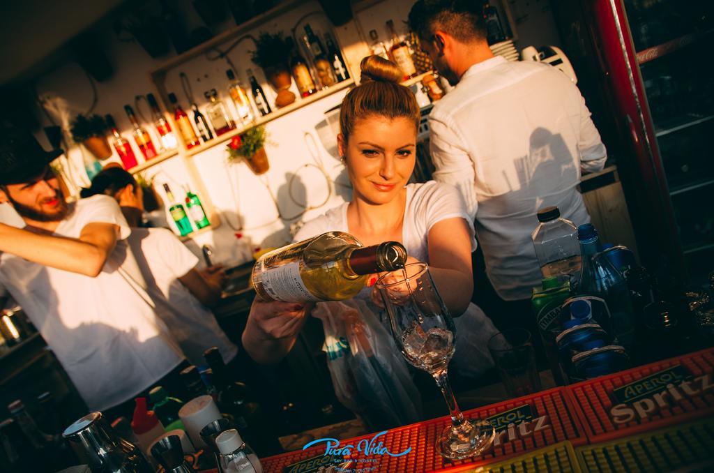 Pura Vida Sky Bar & Hostel Бухарест Экстерьер фото