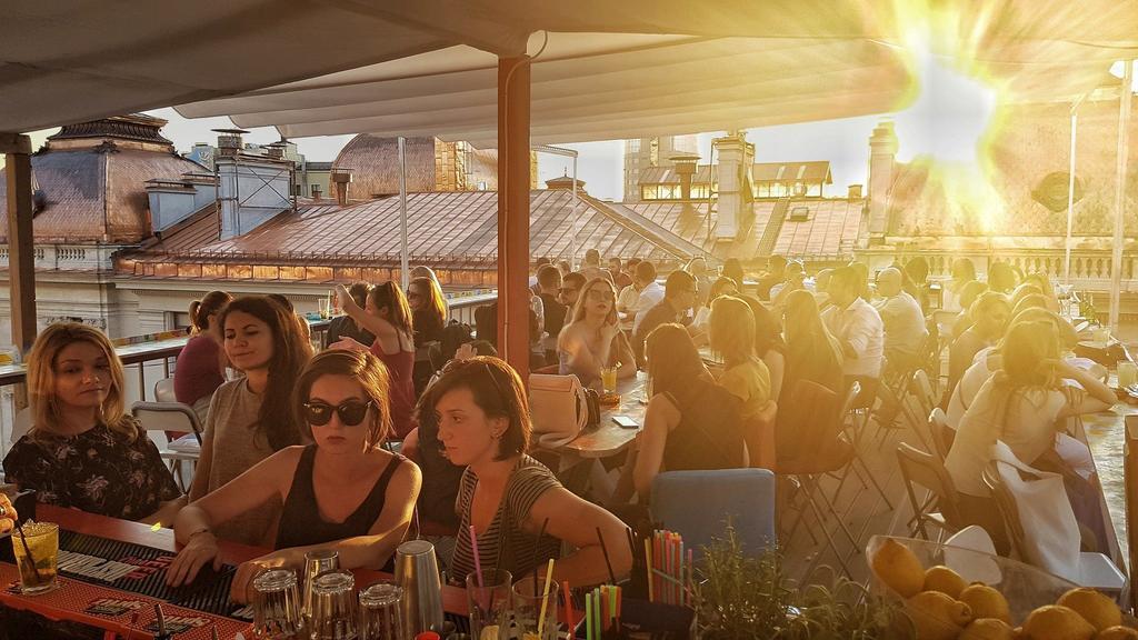 Pura Vida Sky Bar & Hostel Бухарест Экстерьер фото